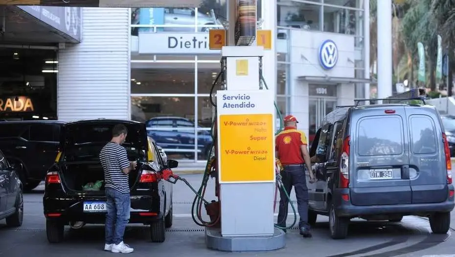 Acordaron congelar dos meses el precio de los combustibles