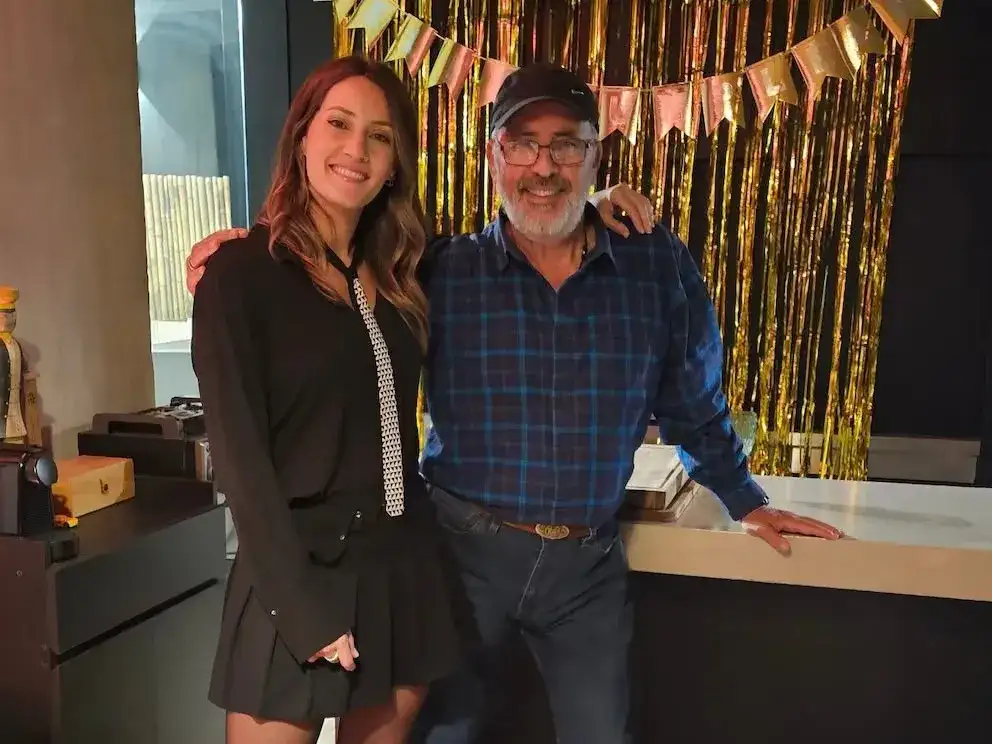 En las imágenes se puede ver a su padre y sus hermanos involucrados directamente en las tareas.