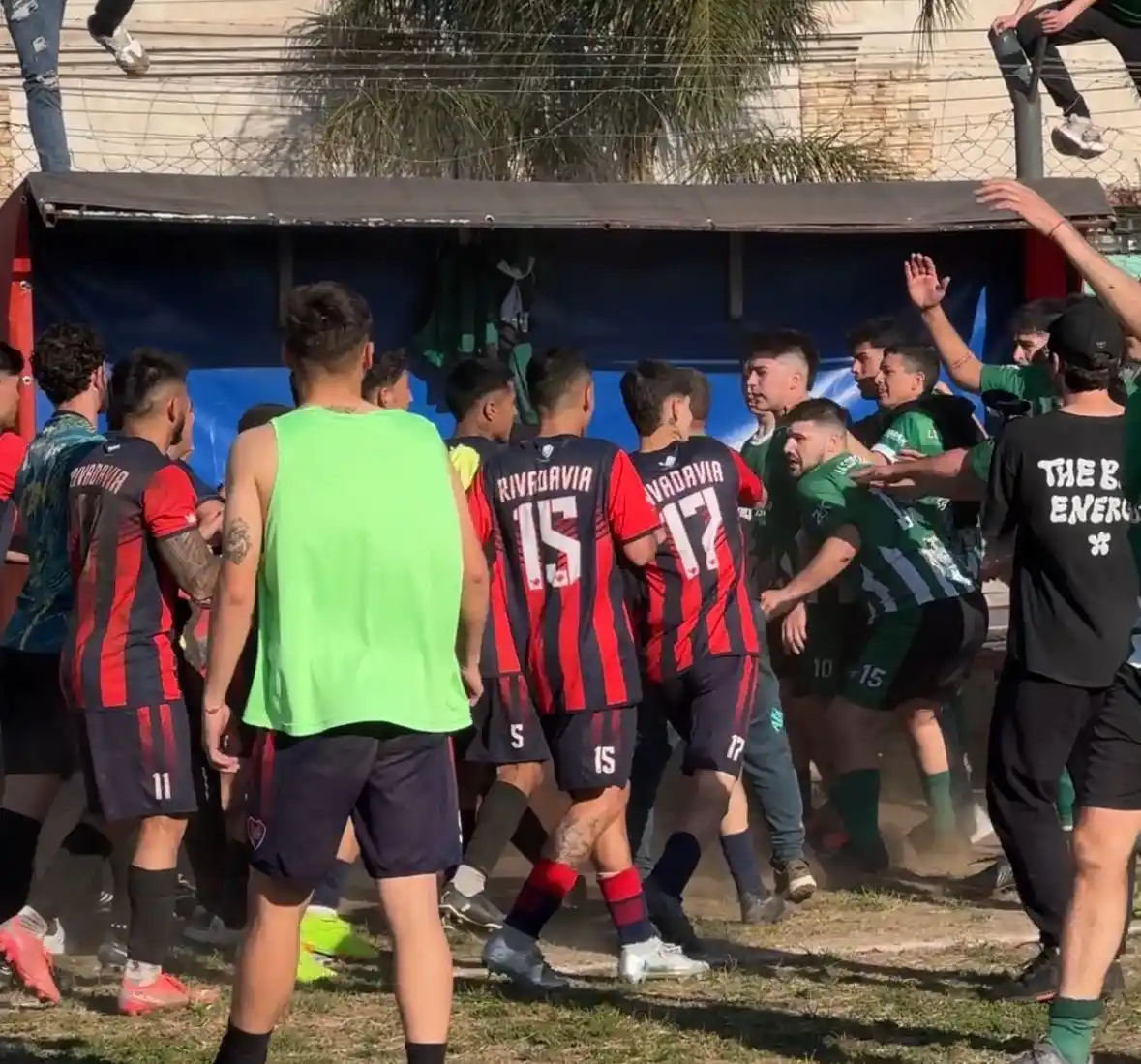 El partido entre Rivadavia y La Esperanza terminó con una batalla campal.