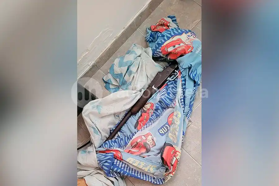 Una mujer alcoholizada y drogada se subió a un remis con una escopeta