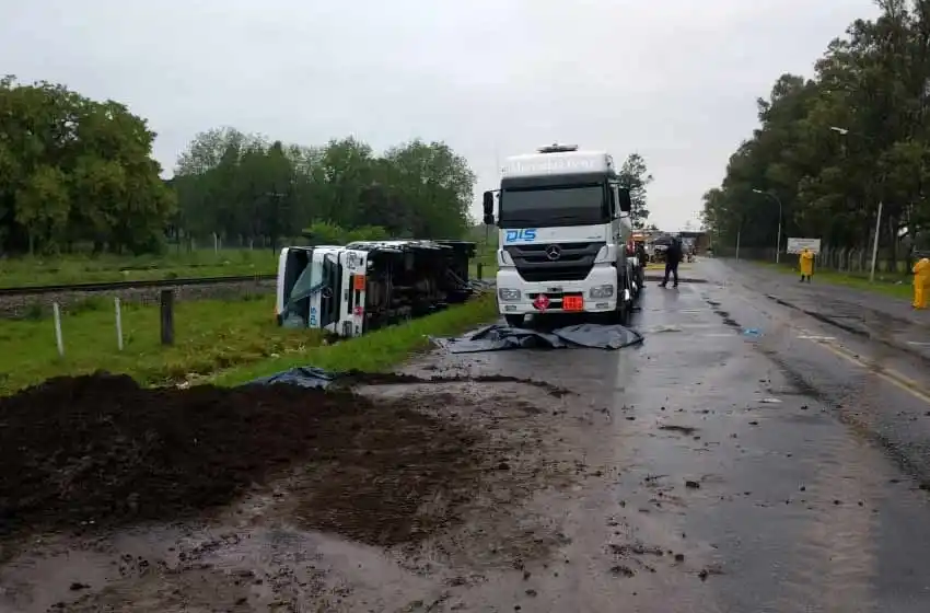 El conductor del camión cisterna que volcó combustible en la ruta 33 iba alcoholizado