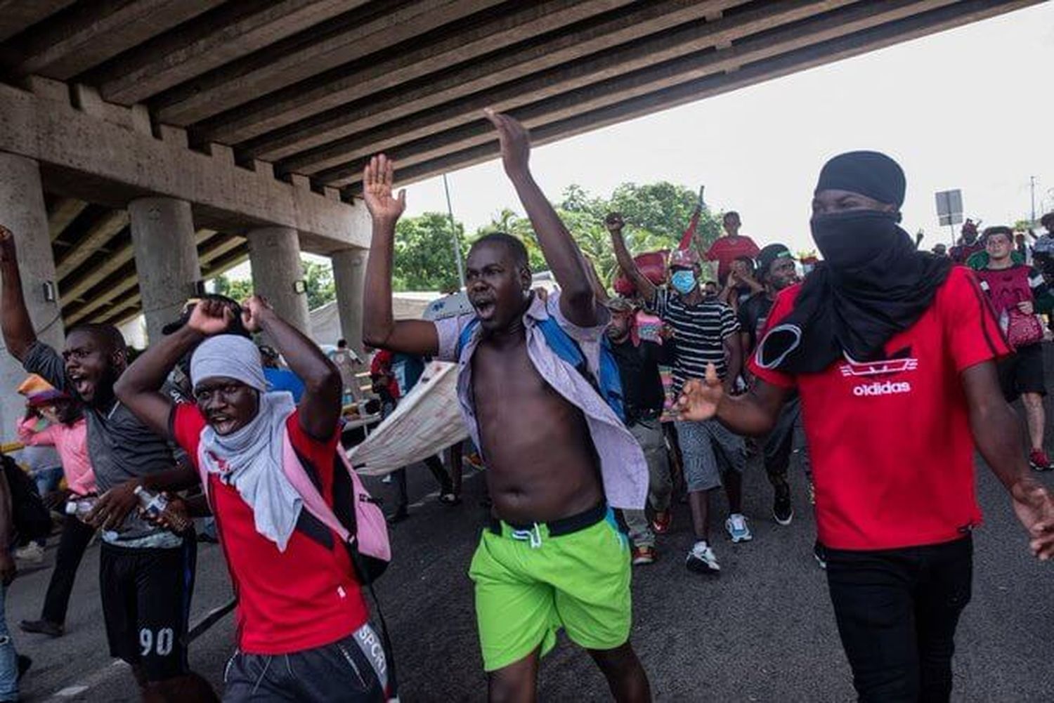 Venezolanos migrantes caminan hacia frontera con EE.UU., piden corredor humanitario