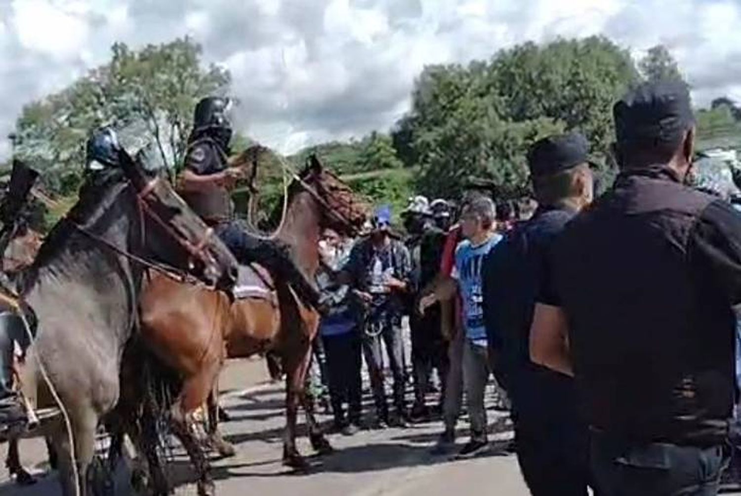 Jujuy: reprimen a  manifestantes que pedían  comida y asistencia social