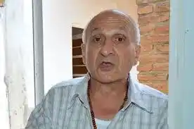 Farolas que tenuemente están alumbrando aún