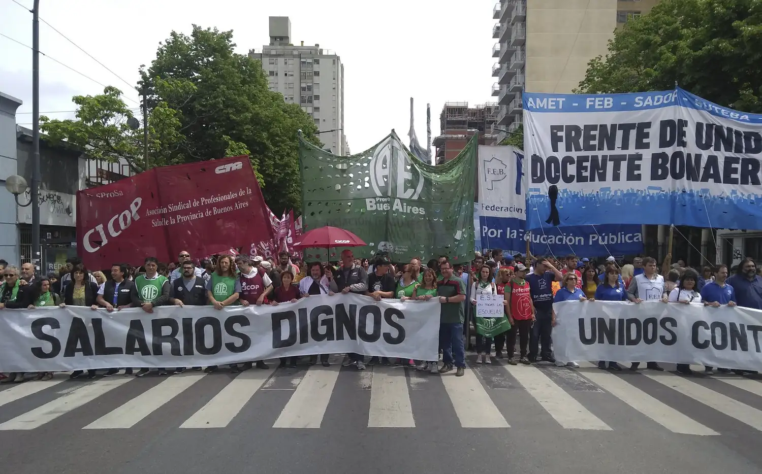 Miles de docentes y estatales marcharon a La Plata en rechazo a la política salarial