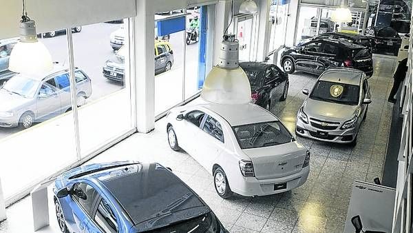 El Gobierno define si mantiene un impuesto por los autos más caros