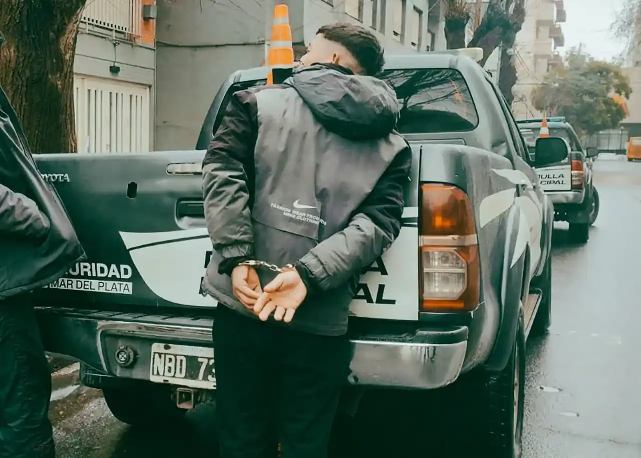 El personal policial logró reducirlo y le colocó esposas de seguridad.