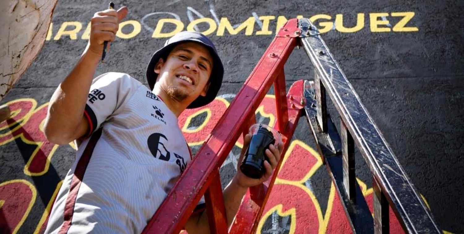 Pintó el nuevo mural de Colón y va por más