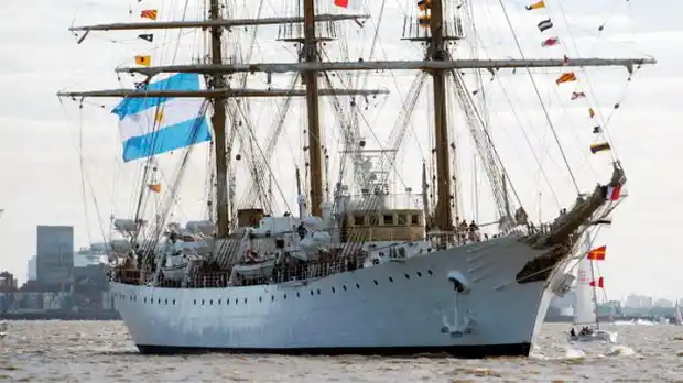 Fragata Libertad: llega mañana pero ya navega aguas del Mar Argentino 