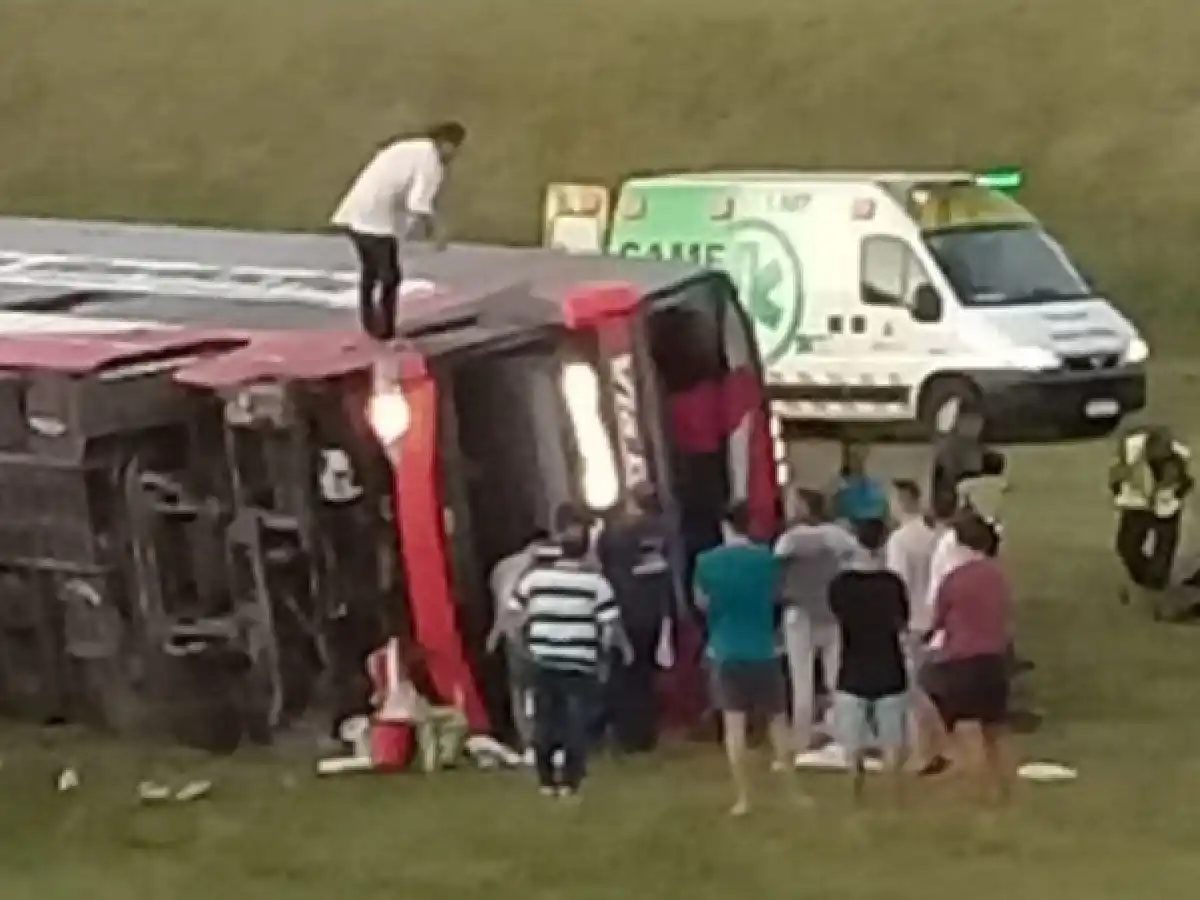 Volcó un colectivo en la Ruta 2: al menos 2 muertos y 30 heridos