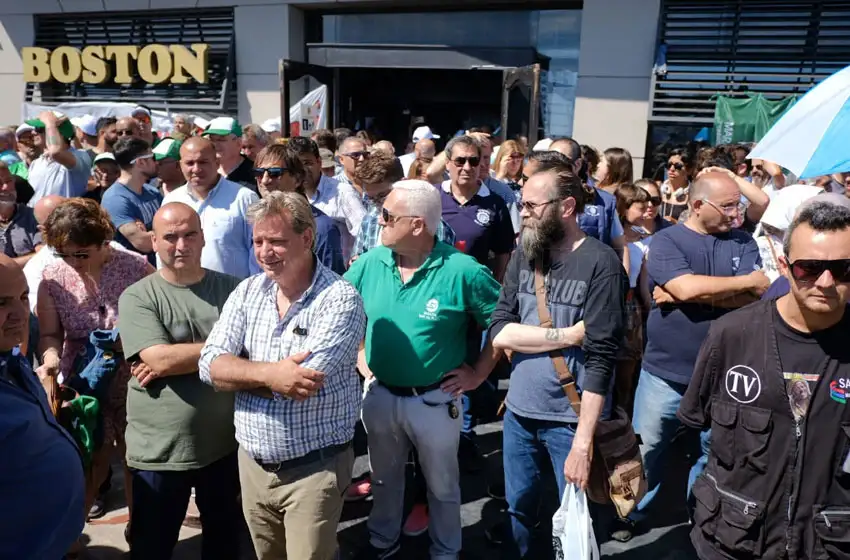Boston: con una fuerte protesta, trabajadores resisten un desalojo
