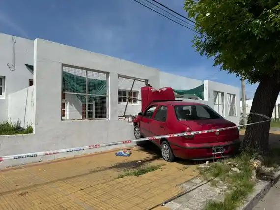 Fuga y choque: un conductor evadió un control y terminó impactando contra un Jardín de Infantes