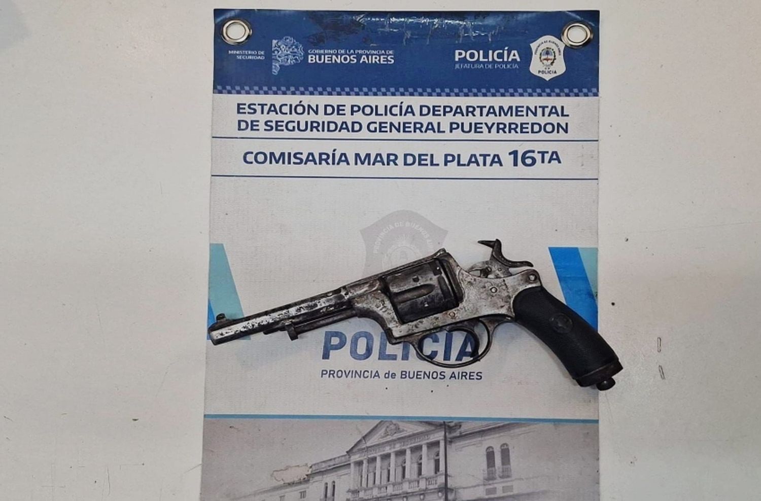 Un menor ingresó armado al colegio