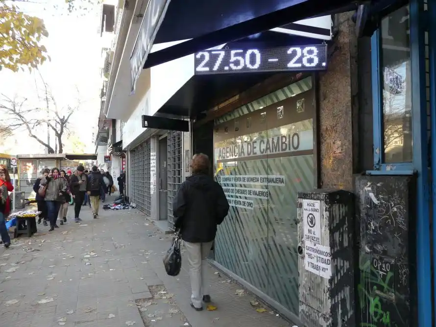 El dólar no detiene su escalda: cerró a $28,43 y marcó un nuevo récord