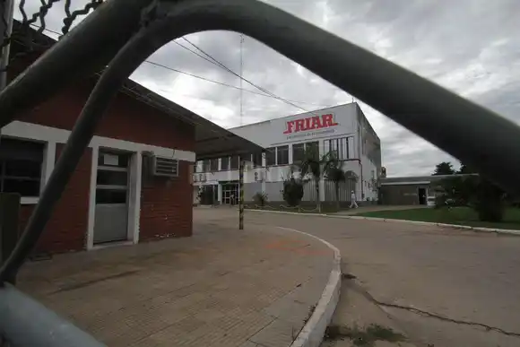 Grave accidente laboral: un trabajador sufrió quemaduras en el 90% de su cuerpo en el Frigorífico de Nelson