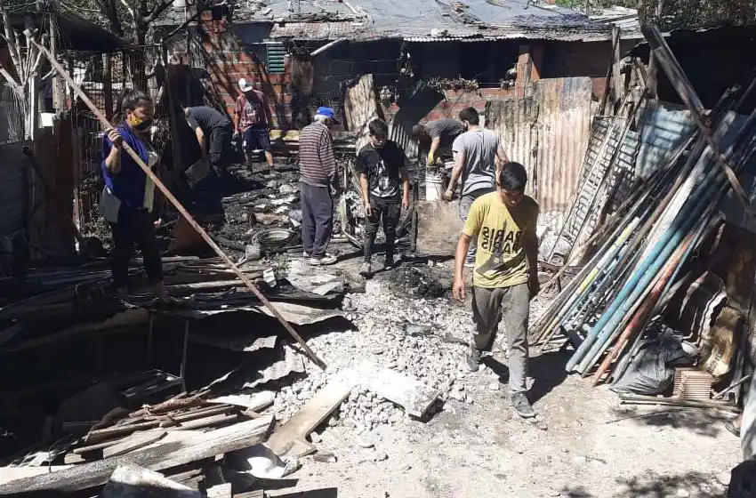 Una casilla de chapa, reducida a cenizas por un incendio: ardió a metros de un comedor