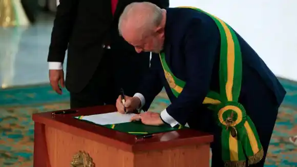 LULA REVOCÓ PROCESOS DE PRIVATIZACIÓN de ocho empresas estatales