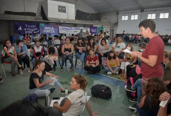 Cientos de mujeres se reunieron con el fin de dar volumen crítico a la recuperación de la calle el #8M