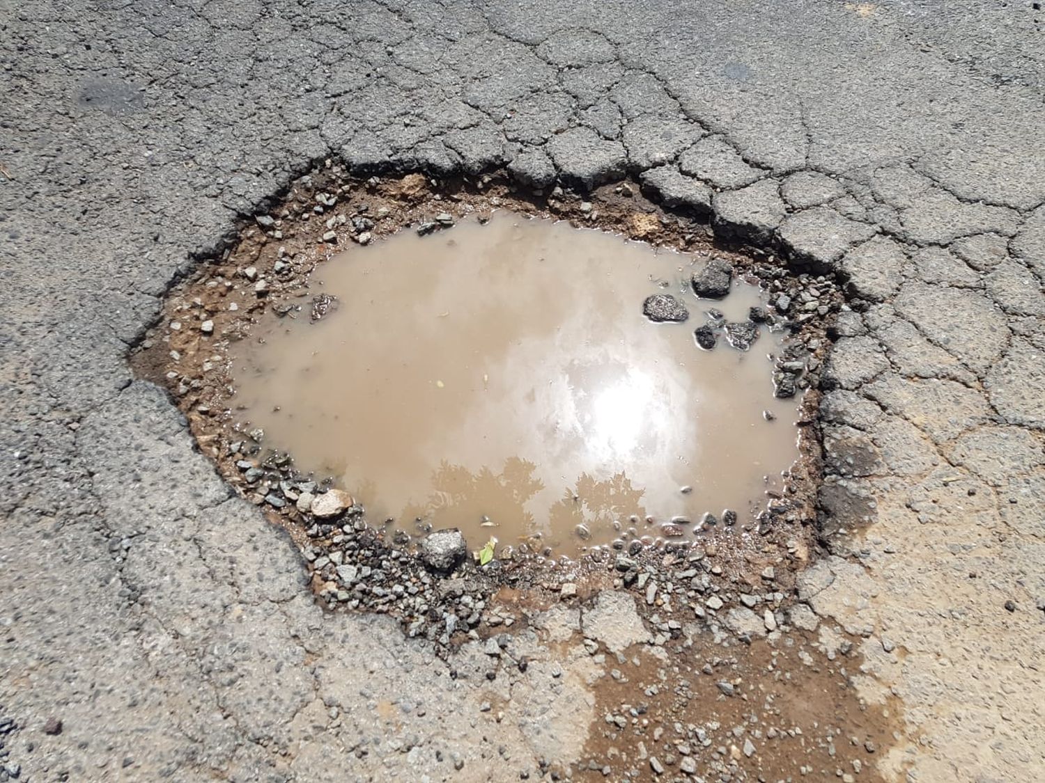 Vecinos advierten sobre un enorme pozo en Carlos Gardel al 1500 