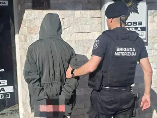 Vio a un sospechoso en la casa de una vecina y avisó enseguida a la policía