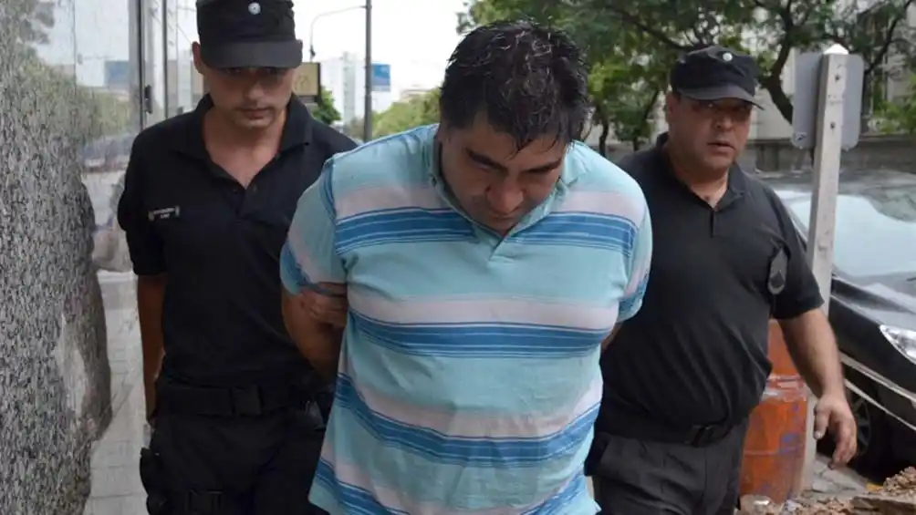 Hallaron un cuerpo adentro de una bolsa en una camioneta con un tiro en la cabeza