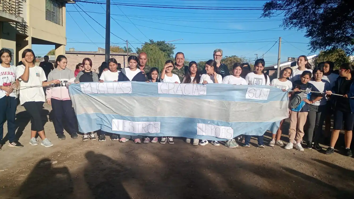 Los alumnos del establecimiento educativo junto a los Veteranos de Guerra.