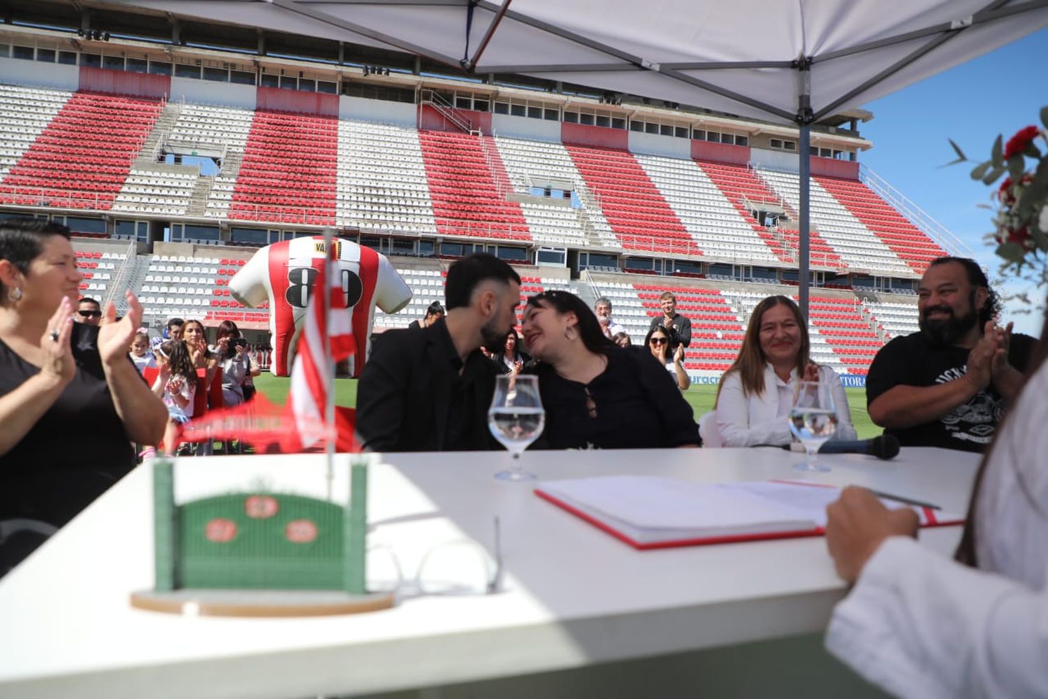 “Muchas veces el fútbol está vinculado a la violencia y desde la Provincia queremos que la familia y el amor puedan ser parte del fútbol”, señaló el secretario de Gestión de Registros, Matías Figueroa.