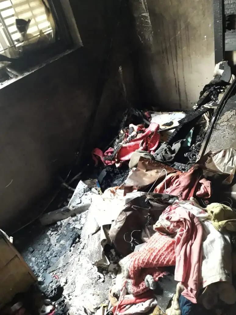 Le robaron e incendiaron la casa y sospecha que fue su expareja 