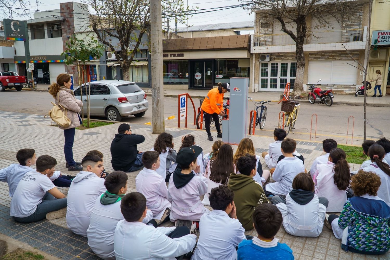 Actividades con alumnos de escuelas primarias.