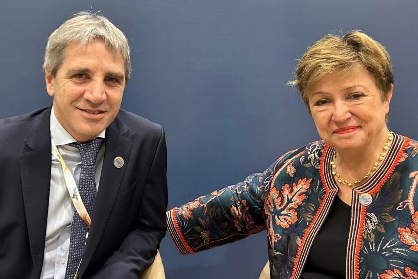 Caputo negó una devaluación por el acuerdo con el FMI y apuntó: "Difícil errarle en todo, pero lo están logrando"