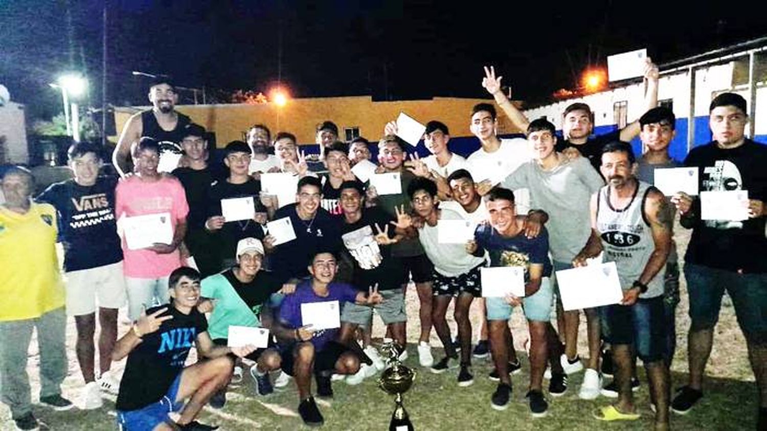 Defensores de Nébel entregó un recordatorio a los campeones