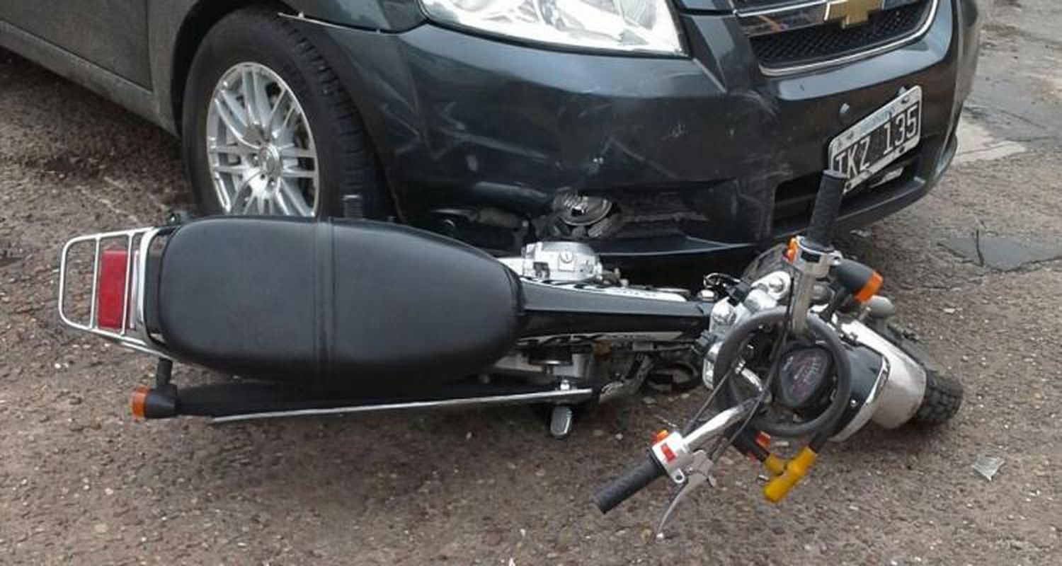 Motociclista herida tras accidente de tránsito