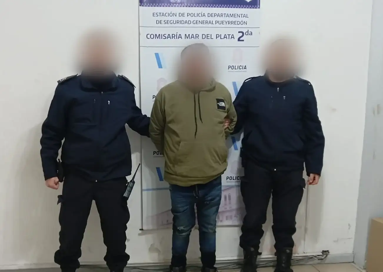 Durante la intervención, el hombre adoptó una actitud hostil, insultó al personal policial e intentó agredir a uno de los efectivos.