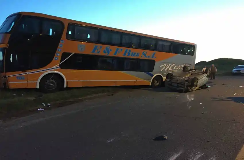 Un auto volcó en la Ruta 11