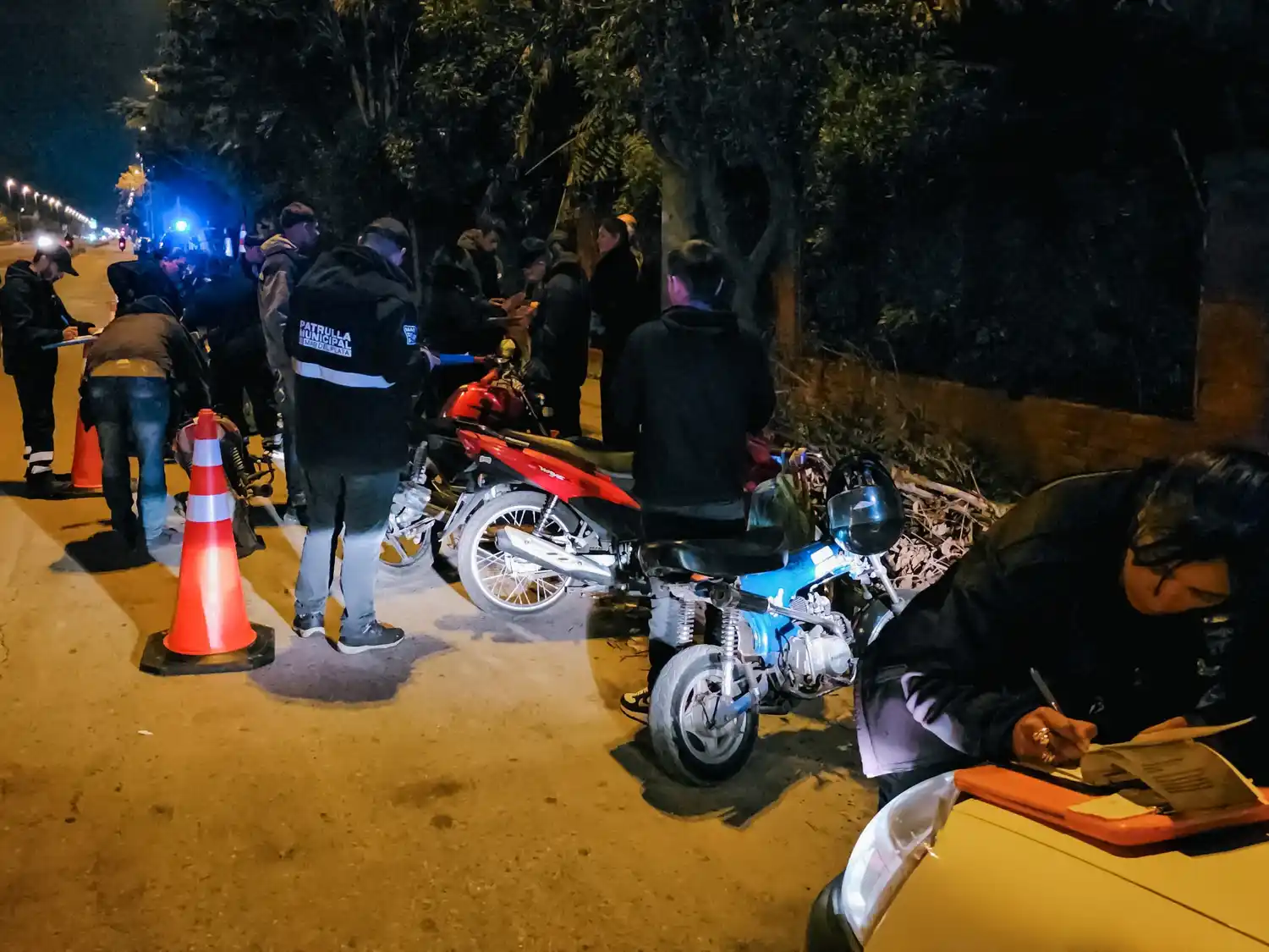 Continúan los controles en distintos barrios de la ciudad para mantener el orden y disuadir actividades delictivas.