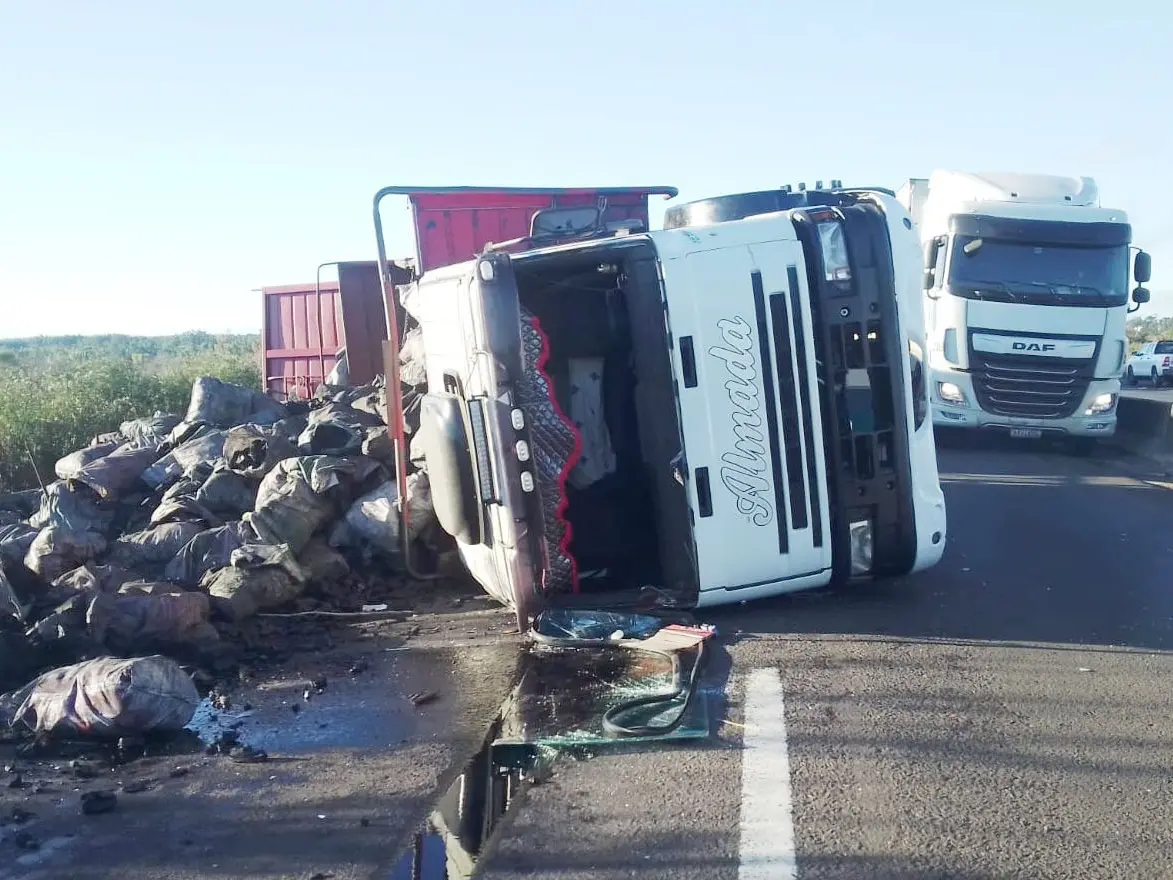 Colonia Yeruá: vuelco de un camión sobre la Ruta Nacional 14