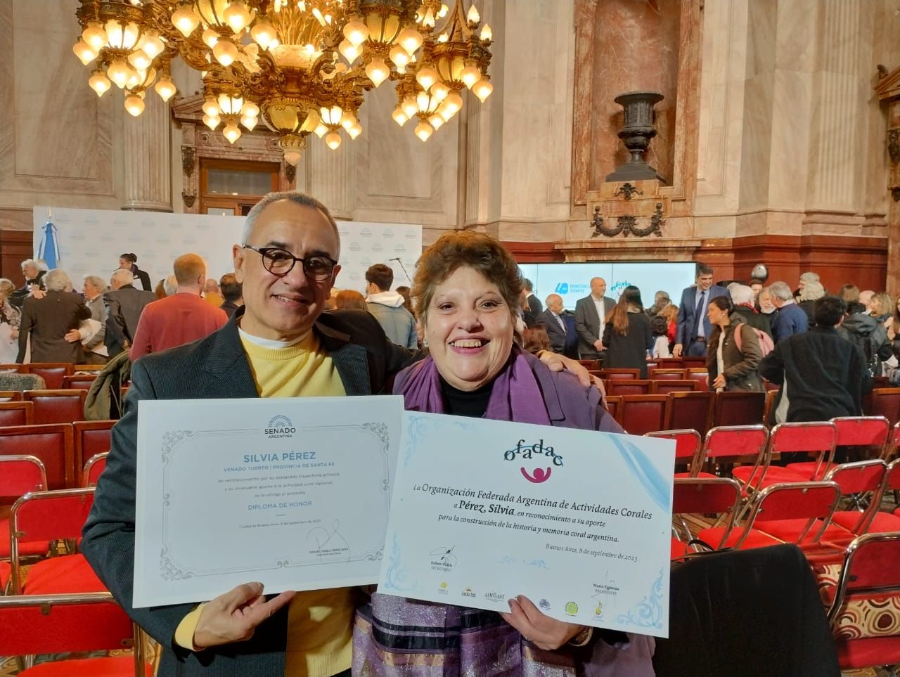 Silvia Pérez, en el senador de la nación acompañada de Rubén Videla.