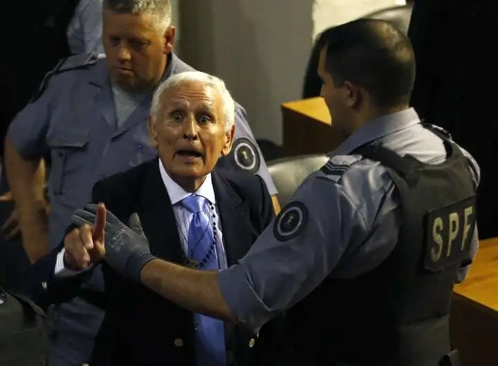 Le dieron prisión domiciliaria al represor Miguel Etchecolatz