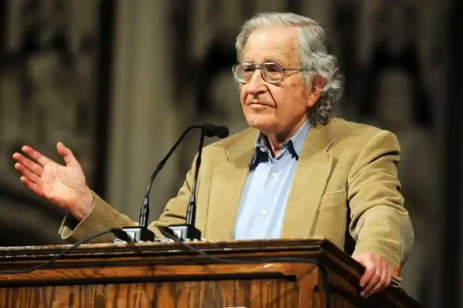 El lingüista estadounidense Noam Chomsky tiene residencia en Brasil