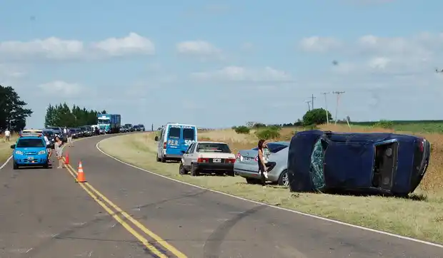 Un auto volcó en la ruta 136 y sus ocupantes salieron ilesos