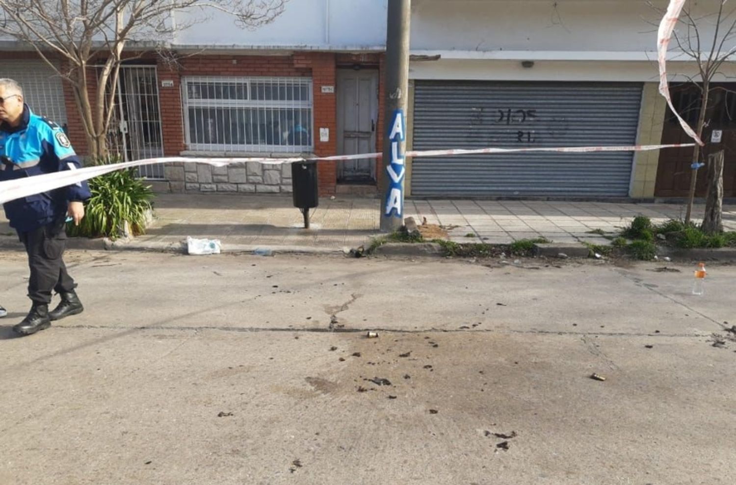 Pelea callejera entre mujeres terminó con una policía internada por un botellazo