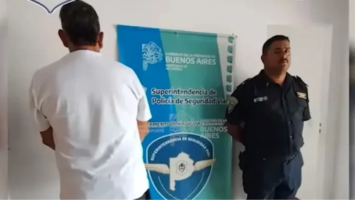 Detuvieron a un hombre que manejaba con su bebé en brazos por resistencia a la autoridad.