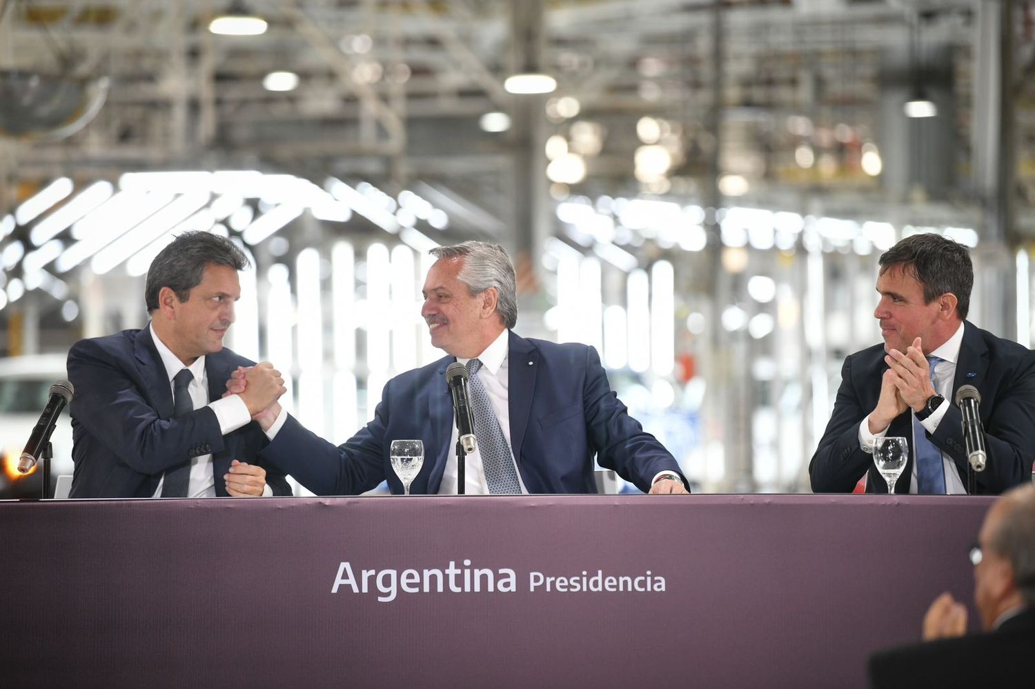 Fernández insistió en acercar posiciones con la oposición