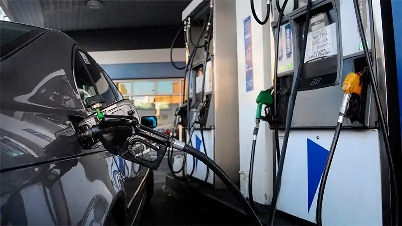 A pesar de la baja en el dólar y el petróleo, volvió a aumentar la nafta