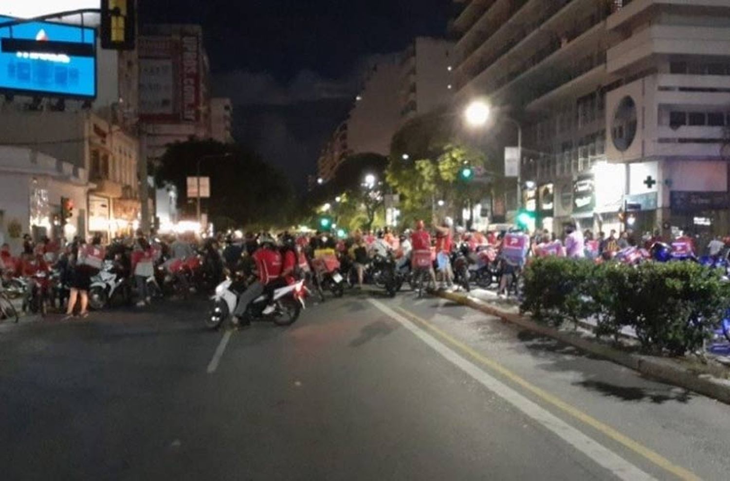 Trabajadores de delivery marcharon en reclamo de un aumento salarial