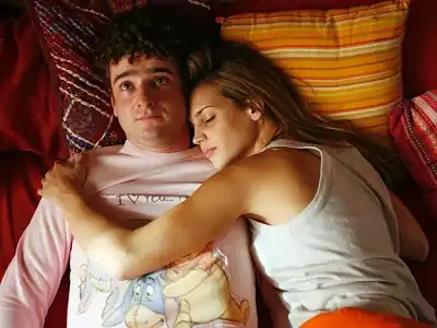 A días del 20 de julio: ¿Está mal tener relaciones con un amigo o amiga?
