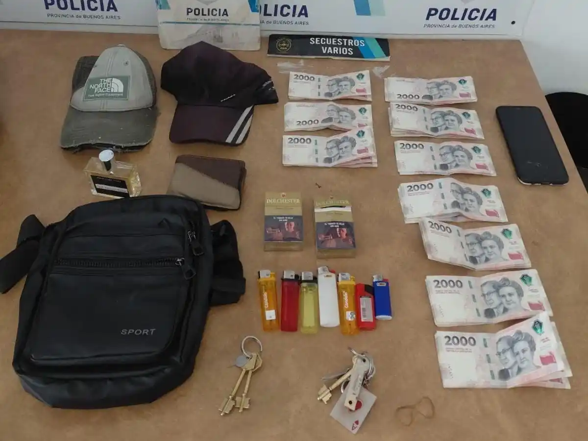 Durante el procedimiento, los efectivos secuestraron un teléfono celular Motorola G20, además de recuperar un perfume y dinero en efectivo que fueron reconocidos por la víctima y posteriormente restituidos.