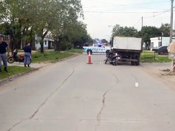 Motociclista chocó contra un camión
estacionado y sufrió graves heridas