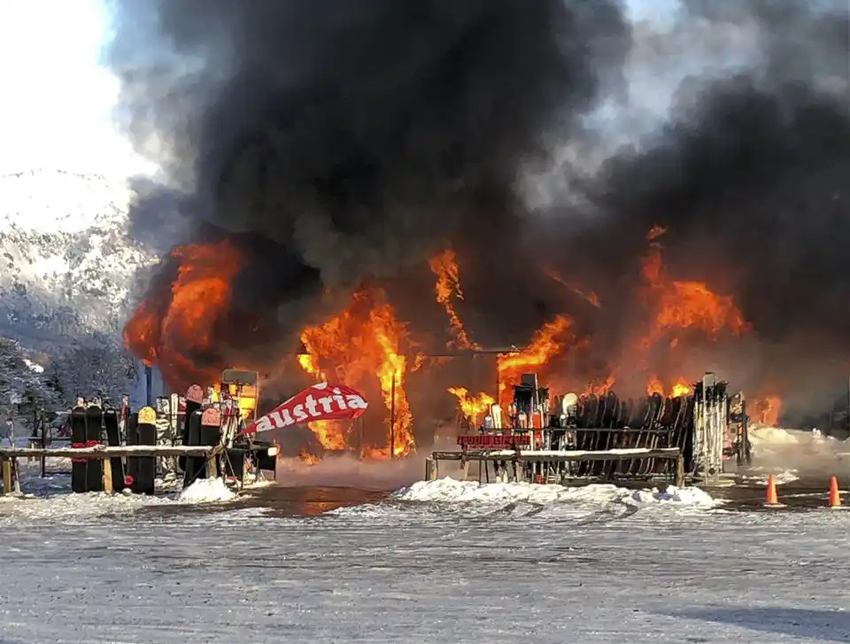 Un incendio devastador afectó a un local del Cerro Chapelco