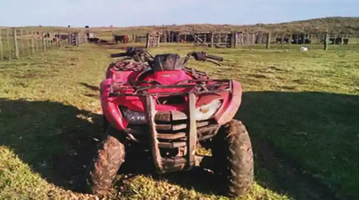 Tres Arroyos: Murió al volcar con su cuatriciclo en un campo